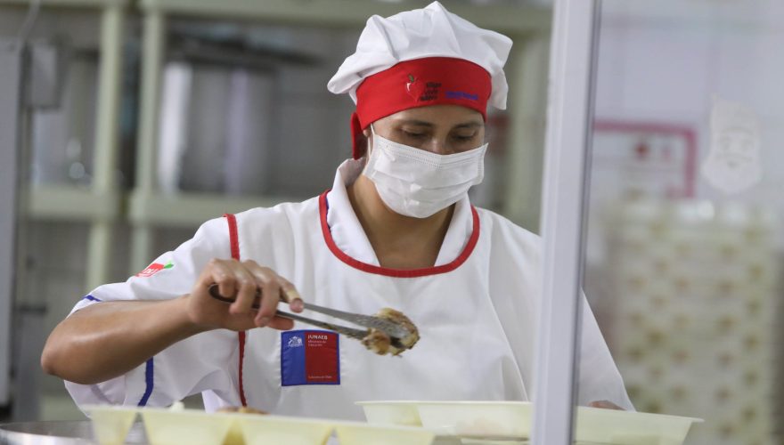 Continua movilización paro de manipuladora de alimentos